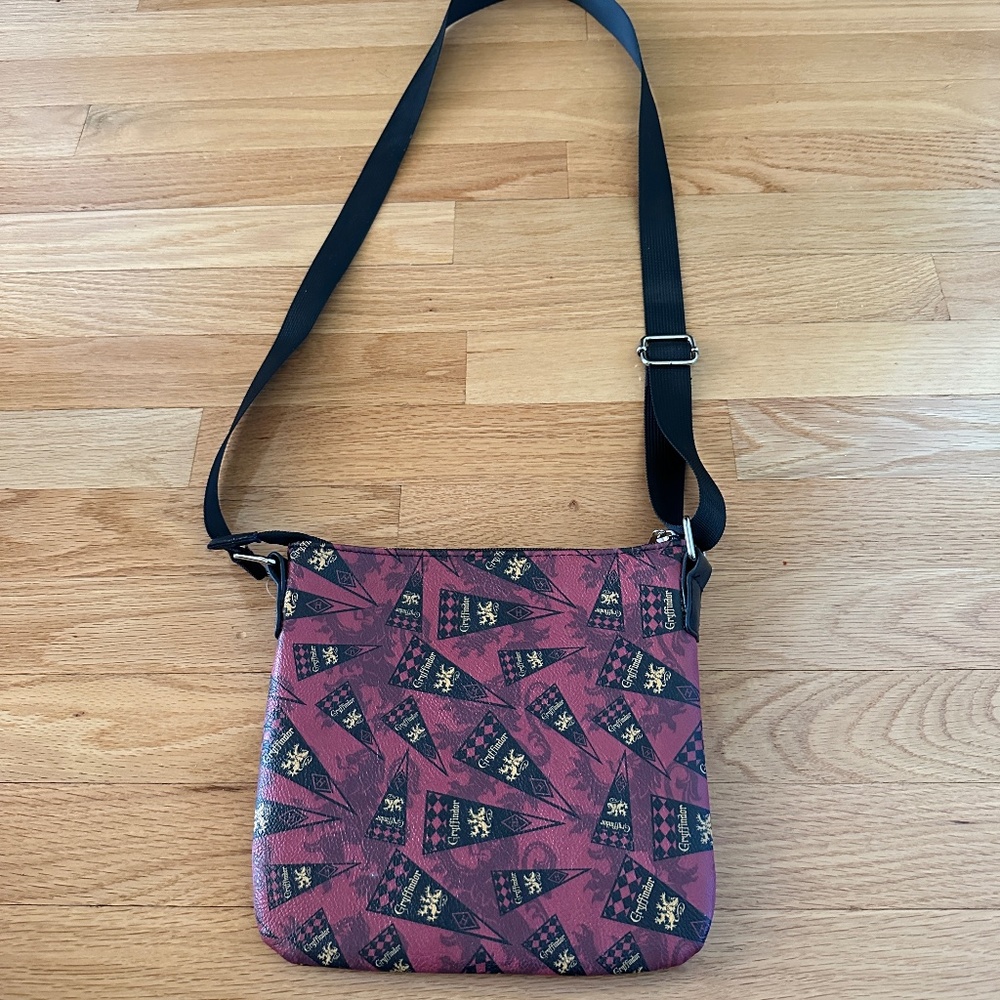NWOT Loungefly Harry Potter Gryffindor Crossbody Bag Purse Red Gold - Picture 9 of 14